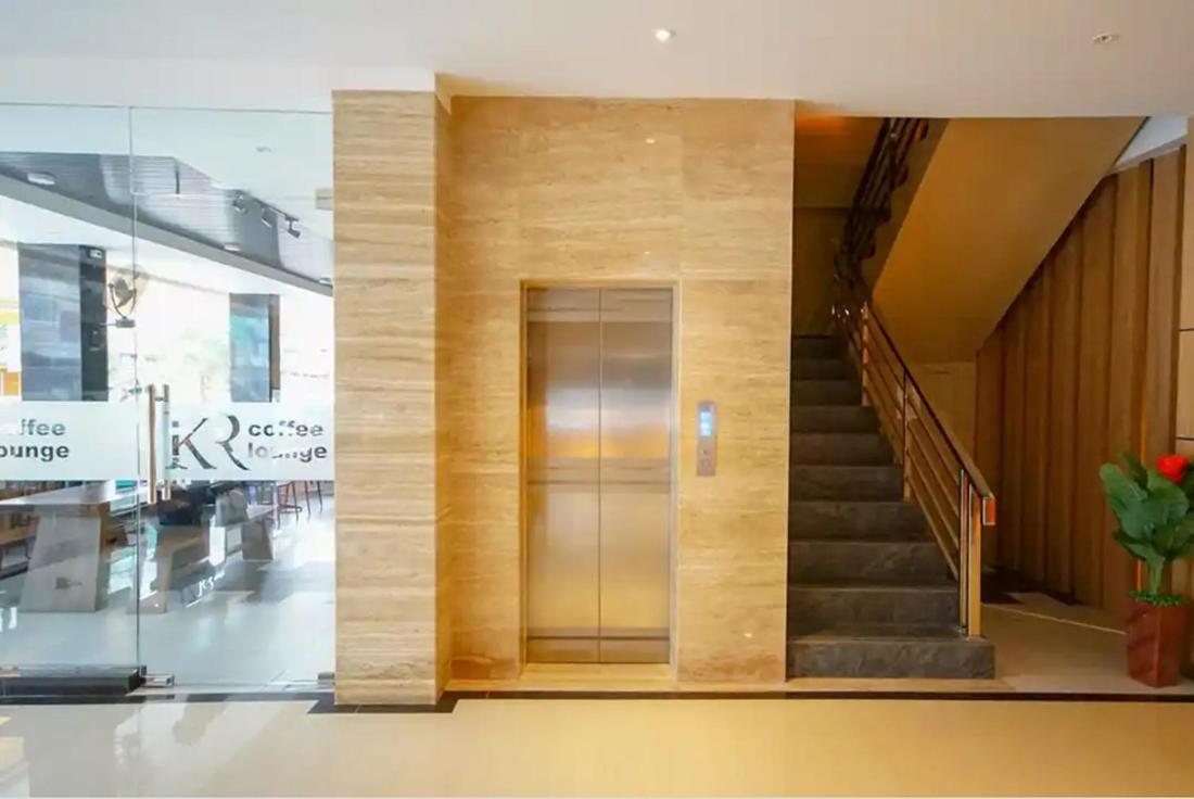 Twospaces Living At Kr Hotel 팔렘방 외부 사진